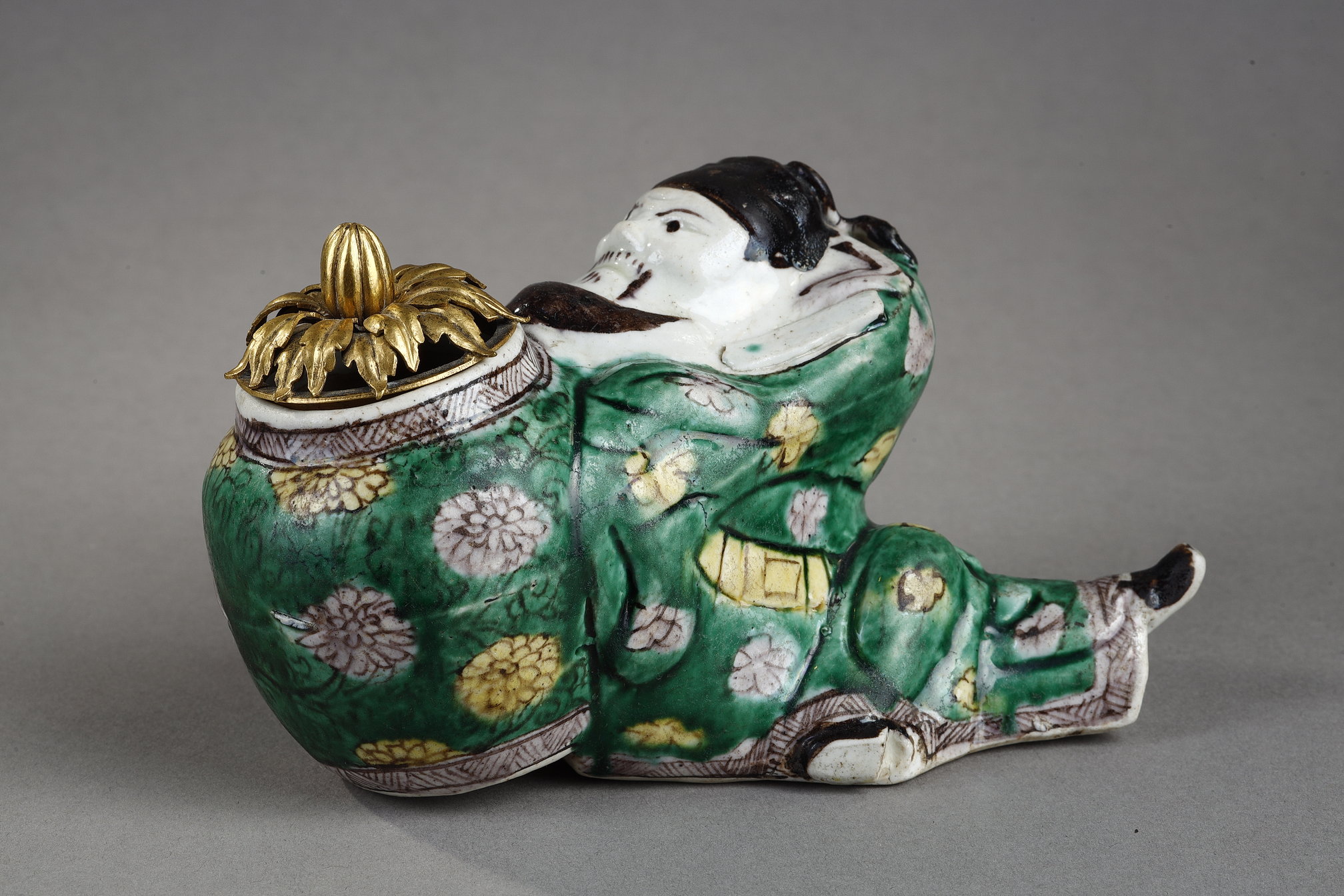Porcelain Figure  representing Li Bai in enameled biscuit sancai. Celebrity poet falling asleep on his filled jar
d alcooll . Period Kangxi 1662/1722 
gilt bronze lid France 19th century